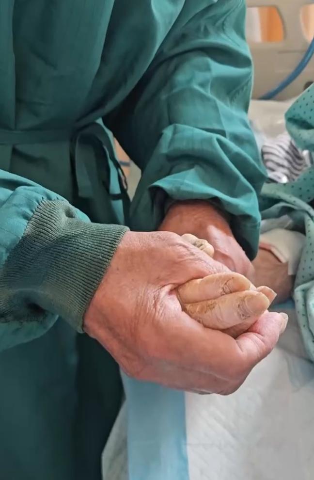 腾讯分分彩：“老太婆走了，以后不可能再有快乐两个字了……”浙江81岁陈老伯在105天跨海探病的坚持后，含泪送别了ICU中的老伴，“她想给我减轻负担”