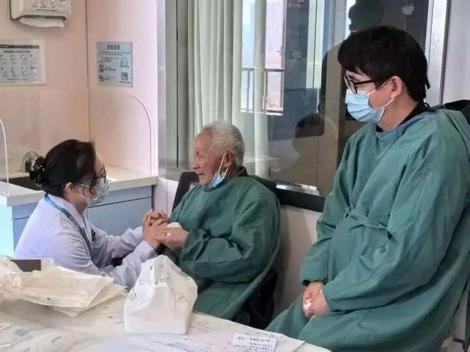 腾讯分分彩：“老太婆走了，以后不可能再有快乐两个字了……”浙江81岁陈老伯在105天跨海探病的坚持后，含泪送别了ICU中的老伴，“她想给我减轻负担”